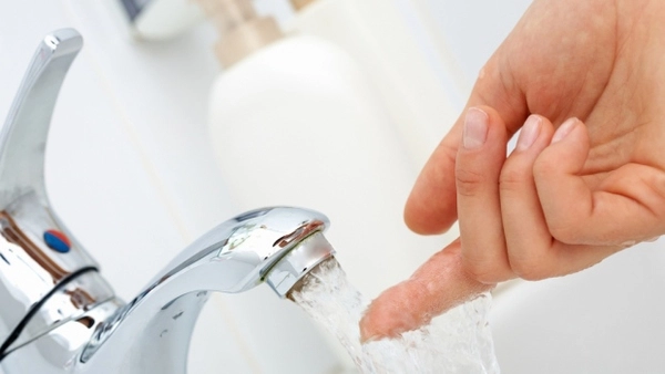 Người bị á sừng không nên rửa tay quá nhiều